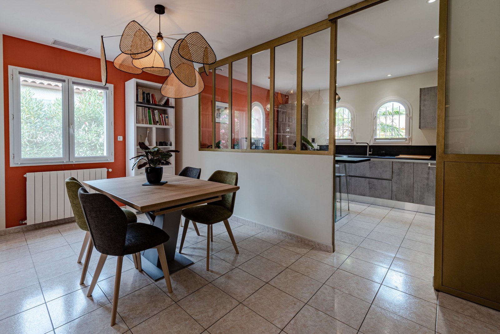 Pièce à vivre transformée avec verrière séparant la cuisine, réalisation AM Home Décoration