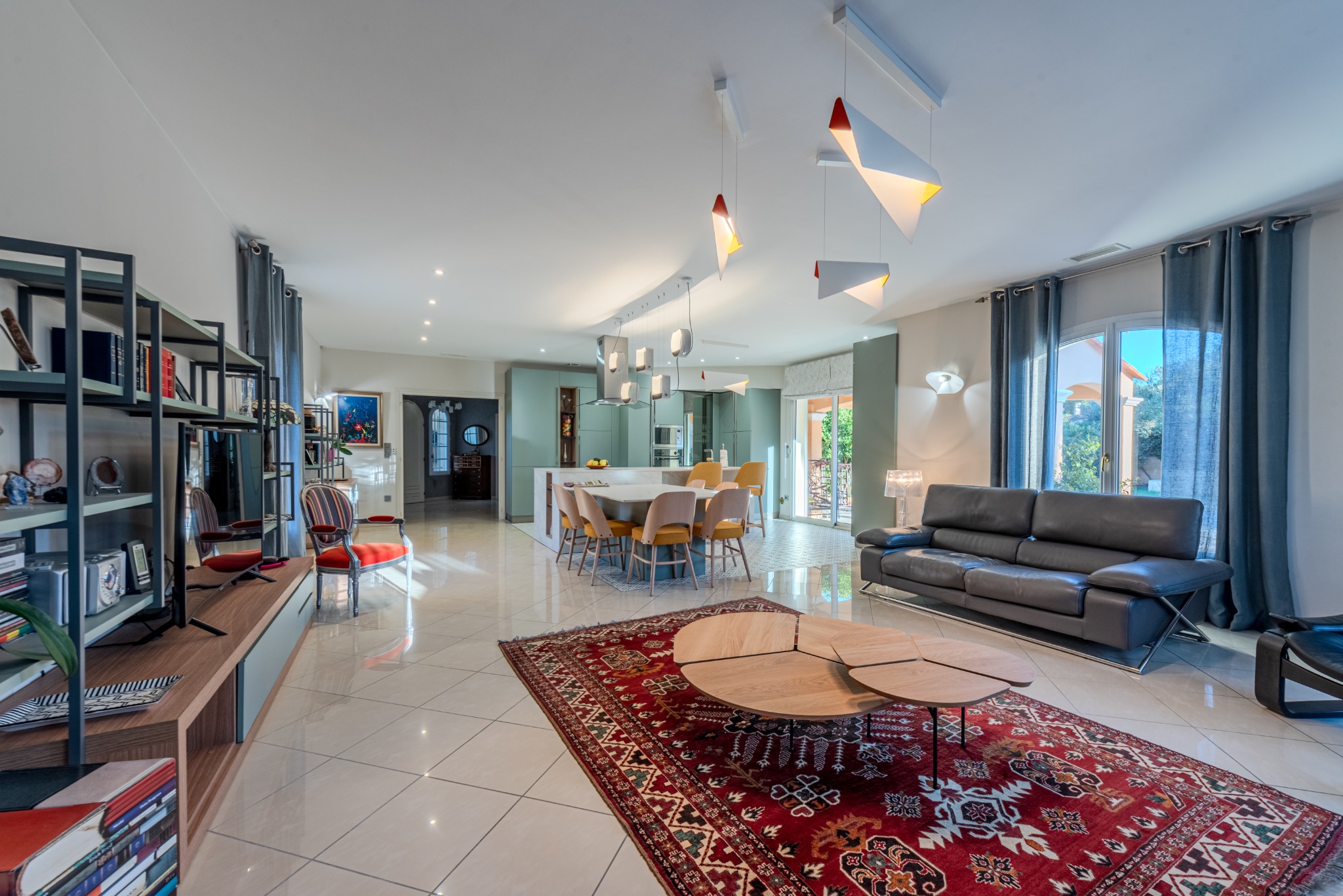 Rénovation d'une grande pièce de vie à Canohès avec salon, salle à manger et cuisine ouverte